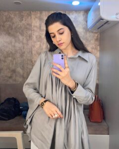 Simran Sharma Instagram - #Staffroom mirror selfie dump. 
 
Thank you @shwetaputhhran and team for the looks you put together for #Pranali and the rest of us teachers of Staffroom. I am personally a fan of Pranali’s comfy, chic style. You’re too good❤️

Thank you @vilashchaurasiya_ @ganeshpoojari19 @ravimakeupartist82 @darshana.hairstyles 
For the lovely hair and makeup💄💇🏻‍♀️

Fun fact: one of those pictures is not a mirror selfie😛🙈

#simransharma