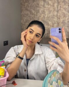 Simran Sharma Instagram - #Staffroom mirror selfie dump. 
 
Thank you @shwetaputhhran and team for the looks you put together for #Pranali and the rest of us teachers of Staffroom. I am personally a fan of Pranali’s comfy, chic style. You’re too good❤️

Thank you @vilashchaurasiya_ @ganeshpoojari19 @ravimakeupartist82 @darshana.hairstyles 
For the lovely hair and makeup💄💇🏻‍♀️

Fun fact: one of those pictures is not a mirror selfie😛🙈

#simransharma