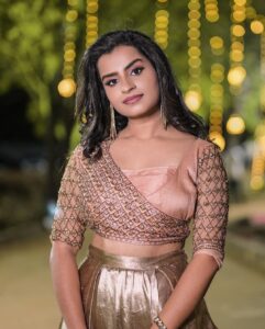 Sivaangi Krishnakumar Instagram - For @behindwoodsofficial gold icons! ❤️ Wearing @rehanabasheerofficial Styling @jayalakshmisundaresan Makeup @arupre_makeup_artist Photo @raghul_raghupathy Retouch @retouch_by_gokul