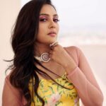 Smruthi Venkat Instagram - ✨good night Jewellery @fineshinejewels Wardrobe @sin.dayal Makeup @liyash_mua Hair @binchu_kc