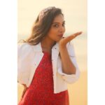 Smruthi Venkat Instagram - Sending you all a lot of love this Valentine’s Day ❤️ Happy Valentine’s Day ❤️ Styling: @keziah_costume_stylist Outfits: @_gina_couture Muah: @harisri_makeoverartistry Photography: @shotsbyuv @kishorekumar5749 @sat_narain #valantinesday #love #red #loveyourself #selflove #instagram #instalove #instapost #redlove #lovelife #loveyou