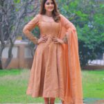 Sneha Instagram - Life is not about finding yourself. Life is about creating yourself. @geetuhautecouture @rajatamaya @clicks_by_ajay @rajesh_chinchili #lovewatudo💕 #liveurlife #salwarsuits #lovefrpeach #peachdress #telugu #mrnmrs #etvtelugu