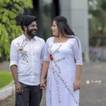 Sneha Sreekumar Instagram – ❤❤❤
👗👗 @anuthreadsbridalstudio
📷 @3leaf_photography

#couple #combodress #familyshow #marimayam #chakkappazham