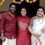 Sneha Sreekumar Instagram - With Mom & Dad to be!😘❤️ #newmomdad #newparents #babysoon #wifeisbeautiful #zeekeralam #instagram #kochi #pregnancy #pregnancylife Kochi, India
