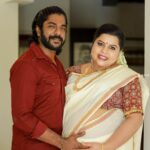 Sneha Sreekumar Instagram - @sreekumarsneha Stylist @nithinju @kaya_online_ @navamimypassionyourfashion @3leaf_photography #makeupartist #makeupartistinkochi #makeupandhair #keralamakeupartist #marimayam #chakkapazham #kochi Mulanthuruthy, India