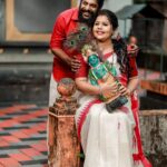 Sneha Sreekumar Instagram - എല്ലാവർക്കും ഞങ്ങളുടെ ഹൃദയം നിറഞ്ഞ വിഷുആശംസകൾ ❤❤❤❤ @s.psreekumar Mua @ratheeshnemom Hair @anila.to.aspire 📷 @arun_cheppally #vishu #vishuspecial #happyvishu #marimayam