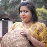 Sneha Sreekumar Instagram - Wife is Beautiful | Mon-Sat | 9.30 PM | Zee Keralam സുകുവേട്ടൻ തനി മമ്മൂട്ടിനെ പോലുണ്ട്.. #ZeeKeralam #NeithedukkamJeevithaVismayangal #ZeeKeralamHD #ZeeKeralamOnMyTV #WifeIsBeautiful #ZeeOnTheGoReels Watch Anytime, Anywhere on ZEE5 - https://zee5.onelink.me/RlQq/fmalDownloadZEE5App