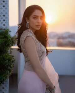 Sobhita Dhulipala Instagram - ♥️ to @manishmalhotra05 for custom making the prettiest pink saree I got to wear last night in Chennai for PS2 trailer and audio launch!
Styling by @ekalakhani @team___e 
Hmu @shraddhamishra8 
Photographs by the lovely @thestoryteller_india
