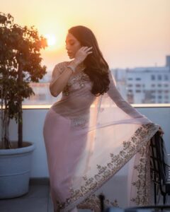 Sobhita Dhulipala Instagram - ♥️ to @manishmalhotra05 for custom making the prettiest pink saree I got to wear last night in Chennai for PS2 trailer and audio launch!
Styling by @ekalakhani @team___e 
Hmu @shraddhamishra8 
Photographs by the lovely @thestoryteller_india