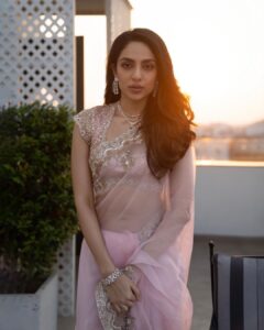 Sobhita Dhulipala Instagram - ♥️ to @manishmalhotra05 for custom making the prettiest pink saree I got to wear last night in Chennai for PS2 trailer and audio launch!
Styling by @ekalakhani @team___e 
Hmu @shraddhamishra8 
Photographs by the lovely @thestoryteller_india