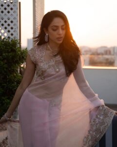 Sobhita Dhulipala Instagram - ♥️ to @manishmalhotra05 for custom making the prettiest pink saree I got to wear last night in Chennai for PS2 trailer and audio launch!
Styling by @ekalakhani @team___e 
Hmu @shraddhamishra8 
Photographs by the lovely @thestoryteller_india
