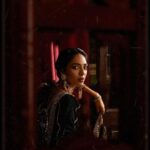 Sobhita Dhulipala Instagram - “Mujhse pehli si muhabbat mere mehboob na maang Main ne smjha tha ke Tu hai to drakhshan hai hayat Tera gham hai to gham-e-dehr Ka jhagra Kaya hai Teri Surat se hai aalam main baharon ko sabaat Teri aankhon ke siwa dunya main rakha Kaya hai Tu Jo mil jae to taqdeer nigun ho jae Yun na tha main ne faqat chaha tha Yun ho jae Aur bhi dukh Hain, zamanay main muhabbat ke siwa Raahatain aur bhi hain, wasl ki raahat ke siwa Anginat sadyon k tareek bahimana tilism Reshm-o-atlas-o-kamkhab main bunwaye hue Jabaja biktay hue kucha-o-bazaar main jism Khaak main lithre hue, khoon main nehlaye hue Jism nikle hue amraaz ke tannuron se Peep behti hui galte hue nasooron se Laut jati hai udhar ko bhi nazar, Kaya kije? Ab bhi dilkash hai tera husn, magar Kaya kije? Aur bhi dukh Hain zamanay main muhabbat ke siwa Raahatain aur bhi hain wasl ki raahat ke siwa Mujh se pehli si muhabbat mere mehboob na maang” | आज-𝙠𝙖𝙡 | Concept & Vision: Team @sureenachowdhri Photographer: @prithvipictures Art Direction: @gopalikavirmani Stylist: @nupurmehta18 @n2root Make up & hair: @shraddhamishra8 Words: Team @praachiraniwala Assistant styling: @__nehaahuja__