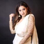 Somi Khan Instagram – A series of ethnic ✨
.
.
.
#desigirl #inlove #somi #somikhan