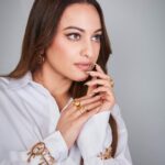 Sonakshi Sinha Instagram - Lewk here!! #dahaadonprime