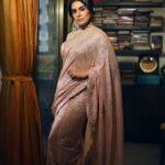 Sonali Kulkarni Instagram - Wrapped in the enchanting rose gold sequins, a saree fit for a queen 👑 Proud to wear the masterpiece crafted by the talented designer, Richa. Her entrepreneurial spirit and dedication to her craft is truly inspiring ! 💫 Styled by : @prachethestylist Assisted by : @styledby_bhakti Saree : @rajkumari_by_richahaware Makeup : @u.upendra1982 Hair : @bhaktiborade_hairstylist 📸 : @shrutiibagwe #FemaleDesigner #SareeLove #AwardFunctionReady #RichaDesigns #zeeawards
