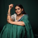 Sonali Kulkarni Instagram - The feeling when you were @anavila_m What a mesmerising show it was dear @anavila_m 🤗 From the sets to lights.. from models to people.. and from textures to sizes.. it feels so proud to see how you are celebrating art.. out of the box and how !!! I could feel the earth below our feet ! Wish I was a photo / video journalist and I would have loved to take everyone on this exquisite experience 💚 I’m sure many more to come.. all my best wishes and big thanks for having us for the show ♥️ Respect 🤗 . . . Styled by - @prachethestylist Assisted by - @mansixix Saree by - @anavila_m Jewlery by - @sangeetaboochra MUAH - @vrushti_harkare Photos - @shruu_t