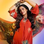 Sonali Kulkarni Instagram - रंग दे रंग दे.. रंग दे रंग दे मुझे रंग दे 🧡 Styled by : @prachethestylist Assisted by : @styledby_bhakti @mansixix Outfit : @label_kinjalmodi @viralmantra Makeup : @u.upendra1982 Hair : @bhaktiborade_hairstylist Pictures : @shruu_t