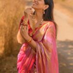 Sonali Kulkarni Instagram - सखी मी मजं हरपूनं… बसले गं.. Styled by : @prachethestylist Assisted by : @styledby_bhakti Saree : @hutsandlooms Coordinator: @sujeetyadav4058 📸 : @kaustubh_gokhale