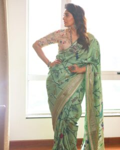 Sonali Kulkarni Instagram - Waiting.. you know for whom.. ☔️ 

Styled by : @prachethestylist
Assisted by : @stylistmanasi
Saree : @archanajaju.in @elevate_promotions
Jewlery :  @azotiique
Hair : @hairby_vidhya 
📸 : @kaustubh_gokhale