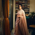 Sonali Kulkarni Instagram - Wrapped in the enchanting rose gold sequins, a saree fit for a queen 👑 Proud to wear the masterpiece crafted by the talented designer, Richa. Her entrepreneurial spirit and dedication to her craft is truly inspiring ! 💫 Styled by : @prachethestylist Assisted by : @styledby_bhakti Saree : @rajkumari_by_richahaware Makeup : @u.upendra1982 Hair : @bhaktiborade_hairstylist 📸 : @shrutiibagwe #FemaleDesigner #SareeLove #AwardFunctionReady #RichaDesigns #zeeawards