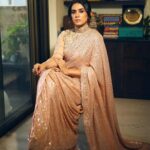 Sonali Kulkarni Instagram - Wrapped in the enchanting rose gold sequins, a saree fit for a queen 👑 Proud to wear the masterpiece crafted by the talented designer, Richa. Her entrepreneurial spirit and dedication to her craft is truly inspiring ! 💫 Styled by : @prachethestylist Assisted by : @styledby_bhakti Saree : @rajkumari_by_richahaware Makeup : @u.upendra1982 Hair : @bhaktiborade_hairstylist 📸 : @shrutiibagwe #FemaleDesigner #SareeLove #AwardFunctionReady #RichaDesigns #zeeawards