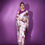 Sonali Kulkarni Instagram - हसीन दिलरूबा … Styled by : @prachethestylist Assisted by : @styledby_bhakti @mansixix Saree by : @moresha_sameera_dalvi Makeup : @u.upendra1982 Hair : @bhaktiborade_hairstylist 📸 : @shrutiibagwe