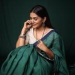 Sonali Kulkarni Instagram - The feeling when you were @anavila_m What a mesmerising show it was dear @anavila_m 🤗 From the sets to lights.. from models to people.. and from textures to sizes.. it feels so proud to see how you are celebrating art.. out of the box and how !!! I could feel the earth below our feet ! Wish I was a photo / video journalist and I would have loved to take everyone on this exquisite experience 💚 I’m sure many more to come.. all my best wishes and big thanks for having us for the show ♥️ Respect 🤗 . . . Styled by - @prachethestylist Assisted by - @mansixix Saree by - @anavila_m Jewlery by - @sangeetaboochra MUAH - @vrushti_harkare Photos - @shruu_t