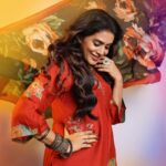Sonali Kulkarni Instagram - रंग दे रंग दे.. रंग दे रंग दे मुझे रंग दे 🧡 Styled by : @prachethestylist Assisted by : @styledby_bhakti @mansixix Outfit : @label_kinjalmodi @viralmantra Makeup : @u.upendra1982 Hair : @bhaktiborade_hairstylist Pictures : @shruu_t
