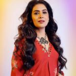 Sonali Kulkarni Instagram - रंग दे रंग दे.. रंग दे रंग दे मुझे रंग दे 🧡 Styled by : @prachethestylist Assisted by : @styledby_bhakti @mansixix Outfit : @label_kinjalmodi @viralmantra Makeup : @u.upendra1982 Hair : @bhaktiborade_hairstylist Pictures : @shruu_t