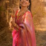 Sonali Kulkarni Instagram - सखी मी मजं हरपूनं… बसले गं.. Styled by : @prachethestylist Assisted by : @styledby_bhakti Saree : @hutsandlooms Coordinator: @sujeetyadav4058 📸 : @kaustubh_gokhale