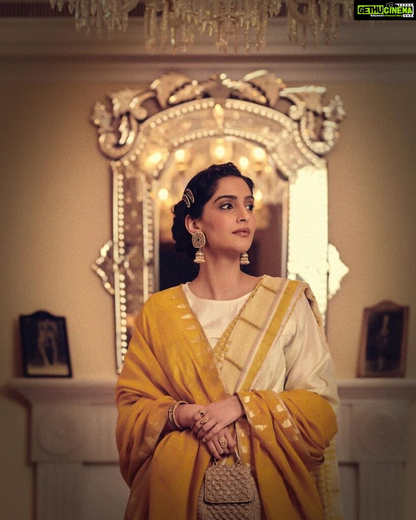 Sonam Kapoor Instagram - In a simple linen sari with vintage jewels . I find saris the most comfortable to wear in the indian heat. Thank you @anavila_m for making some of the chicest and most beautiful saris that scream simplicity. Style @rheakapoor @abhilashatd @devanshi.15 Beauty @namratasoni 📸 @thehouseofpixels Delhi, India