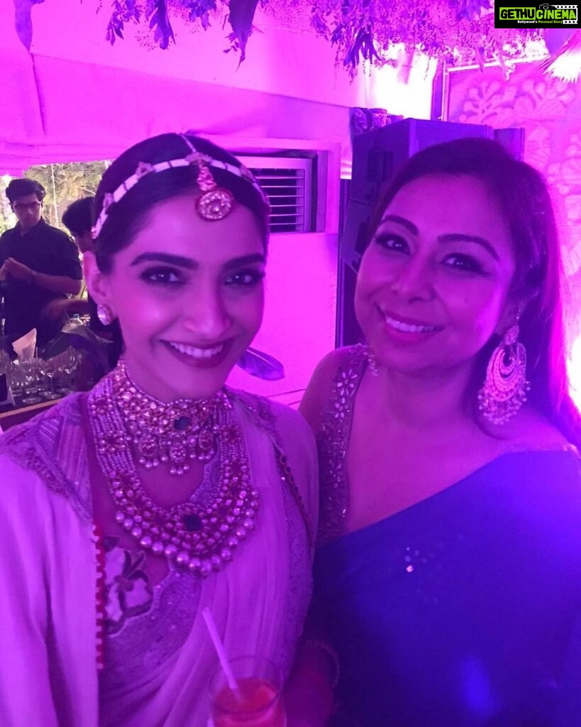 Sonam Kapoor Instagram - Happy happy birthday my Pari 🧚‍♀️ love you @karishma you’re the best. 🤗 #bestfriends #birthdaygirl 🎉