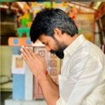 Soori Instagram - உங்கள் கனவுகள் அனைத்தும் நினைவாகும் வகையில் ஆத்தா மீனாட்சி அம்மன் அருள் எப்போதும் உங்களை ஆசீர்வதிக்கட்டும். குடும்பத்தினர் மற்றும் நண்பர்கள் அனைவருக்கும் இனிய ஆயுதபூஜை நல்வாழ்த்துக்கள்.🙏
