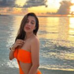 Sophie Choudry Instagram - When the sky turned gold💛 #nofilter #sunset #golden Dress: custom by @flirtatious_india Bracelet/ring: @shopeurumme styled by @tanimakhosla @fairmont.maldives @fairmonthotels #fairmontmaldives #fairmonthotels #mothernature #beachlife #vacaymode #chasingsunsets #maldives #sophiechoudry Fairmont Maldives, Sirru Fen Fushi