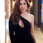 Sophie Choudry Instagram - The many moods of the host of BH Style Icons Awards…Was a fun night! ❤️‍🔥 #bollywoodhungama #bhstyleiconsawards #styleiconsawards #sophiechoudry #host #hostesswiththemostess Outfit : @liastubllaofficial Rings and earrings by @jet_gems Bracelets by @diamantinafinejewels Shoes by @gucci Styled by @mohitrai @tarangagarwalofficial Assisted by @muskanduaaa Photographer : @boomstastudio HMU @harryrajput64