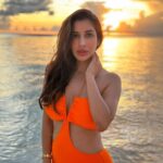 Sophie Choudry Instagram - When the sky turned gold💛 #nofilter #sunset #golden Dress: custom by @flirtatious_india Bracelet/ring: @shopeurumme styled by @tanimakhosla @fairmont.maldives @fairmonthotels #fairmontmaldives #fairmonthotels #mothernature #beachlife #vacaymode #chasingsunsets #maldives #sophiechoudry Fairmont Maldives, Sirru Fen Fushi