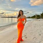 Sophie Choudry Instagram - When the sky turned gold💛 #nofilter #sunset #golden Dress: custom by @flirtatious_india Bracelet/ring: @shopeurumme styled by @tanimakhosla @fairmont.maldives @fairmonthotels #fairmontmaldives #fairmonthotels #mothernature #beachlife #vacaymode #chasingsunsets #maldives #sophiechoudry Fairmont Maldives, Sirru Fen Fushi