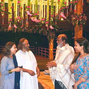 Soundarya Rajinikanth Instagram - With the one who has dedicated his life towards service to humanity , with his holiness @srisriravishankar Gurudev … an evening to remember forever 😇😇🙏🏻🙏🏻 #divinity #spirituality #peace