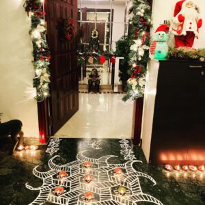 Soundarya Rajinikanth Instagram - What a wonderful time of the year 😀😀😇😇❤️❤️ Christmas & karthikai deepam at home 🙏🏻🙏🏻🙏🏻 #GodBlessUsAll