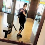 Sowmya Menon Instagram - Mirror, mirror on the wall 🙈❤️♾️ #WorkOutSelfie #Magic #Shine