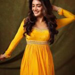 Sreeleela Instagram - Life is sweeter with Mangoes & Me 😋💛 . . . . . . 📸- @pranav.foto 👗- @kanakadharadesigns