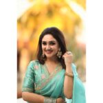 Sridevi Vijaykumar Instagram - Here to cure your Mid-Week Blues 💙 Wearing this stunning monochrome saree from @samyakksarees and paired it with this perfect jewellery from @the_jewel_gallery 💫 📷 - @jaikumar_vairavan . . . . . . . . . . #indianfits #sareeoftheday #outfitoftheday #indianpinterestfits #sareefits #monochromesarees #theperfectsaree #sareelove #indianweddingwear