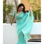 Sridevi Vijaykumar Instagram - Here to cure your Mid-Week Blues 💙 Wearing this stunning monochrome saree from @samyakksarees and paired it with this perfect jewellery from @the_jewel_gallery 💫 📷 - @jaikumar_vairavan . . . . . . . . . . #indianfits #sareeoftheday #outfitoftheday #indianpinterestfits #sareefits #monochromesarees #theperfectsaree #sareelove #indianweddingwear