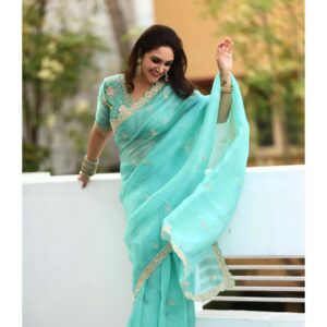 Sridevi Vijaykumar Instagram - Here to cure your Mid-Week Blues 💙

Wearing this stunning monochrome saree from @samyakksarees and paired it with this perfect jewellery from @the_jewel_gallery 💫

📷 - @jaikumar_vairavan
.
.
.
.
.
.
.
.
.
.
#indianfits #sareeoftheday #outfitoftheday #indianpinterestfits #sareefits #monochromesarees #theperfectsaree #sareelove #indianweddingwear