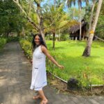 Srinda Instagram - I recently got a chance to escape into a serene little island and to be honest, I can't wait to do it all over again! My body got it's much deserved detox, with the Panchakarma treatment at Rajah Island @ayurvedichospital @drthusharajayaraj . Ayurveda has always been my go to whenever my health demanded care, and my experience here rejuvenated me through and through. The current situation has gotten us taking care of our health, more than ever before, and this retreat was a little something I treated myself with. Special thanks to my darling @sonya_sandiavo and @santhosh.actor for recommending this place to me, it's the perfect place for a mindful getaway with the most beautiful view. 🌿 #notanad 😊