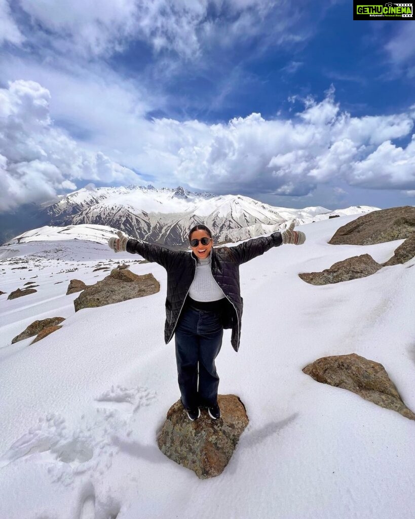 Srishty Rode Instagram - For all those who are asking :- Yes I got this snow right now in the second phase of Gandola (Gulmarg) it was absolutely beautiful 😍❤️ #kashmir
