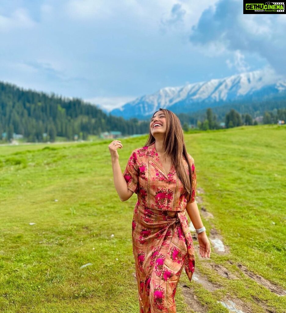 Srishty Rode Instagram - The Mountain Glow ❤️ . Outfit :- @theboozybutton 🌸 . . #kashmir #gulmarg Gulmarg, Kashmir