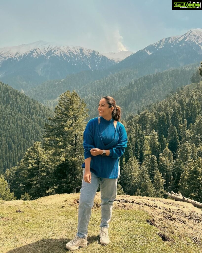 Srishty Rode Instagram - Embrace the winding roads and let the beauty of Gulmarg unfold before you, for it is in the journey that the soul finds solace and the heart discovers serenity #kashmir #gulmarg ❤️