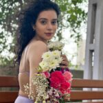 Sukirti Kandpal Instagram - Sunshine and flowers