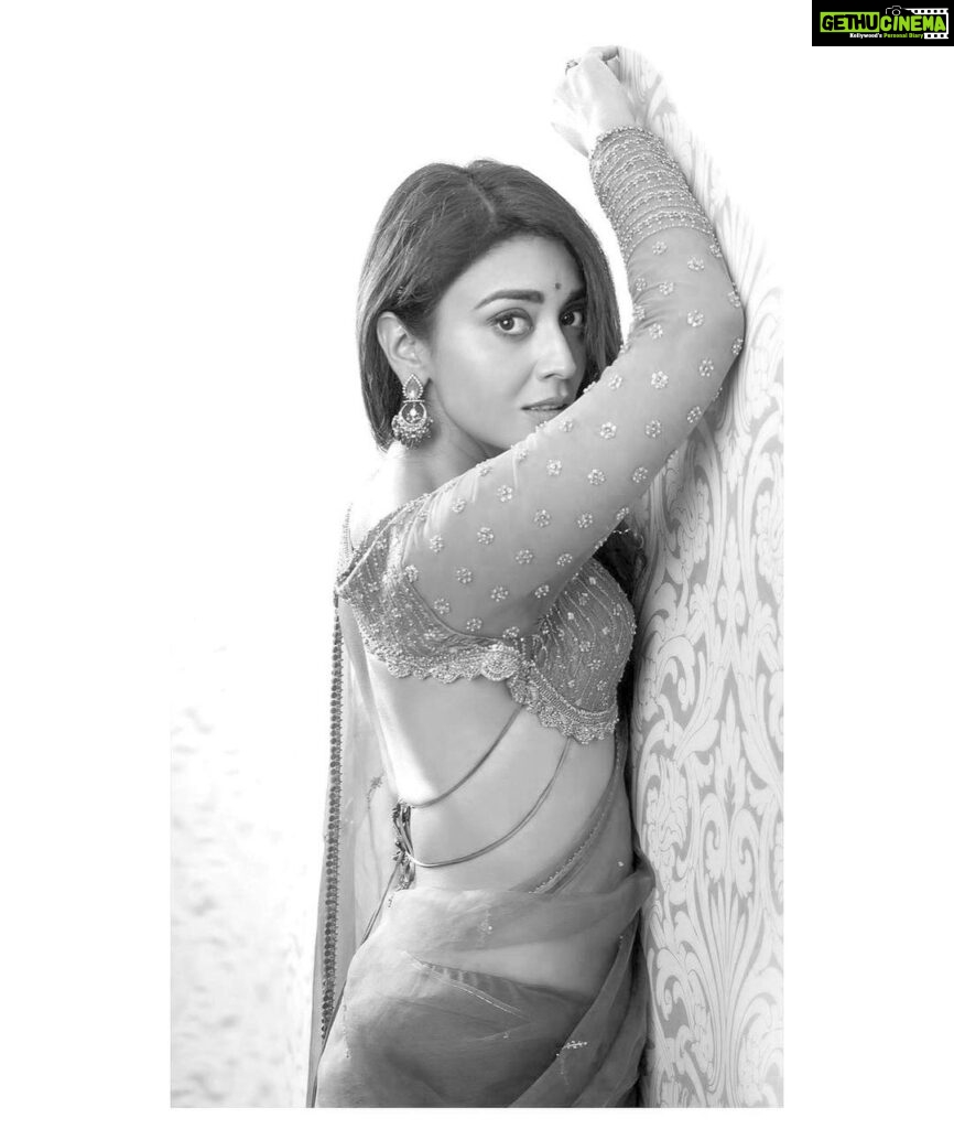 Sunder Ramu Instagram - Posted @withregram • @shriya_saran1109 It’s amazing how old friends just know you . @soondah_wamu always brings out the crazy in me . Shot this in chennai , after 16 hours of work travel …. Wearing my favourite @sithara_kudige Love the blouses she makes . Ufff this saree is amazing Make up @mukeshpatilmakeup Hair @priyanka_sherkar1 @kabzaamovieofficial